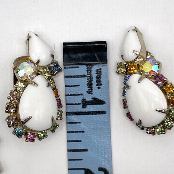 Vintage Unsigned Milk Glass Pastel Rhinestone Bracelet Clip-on Earrings Set - Picture 10 of 15